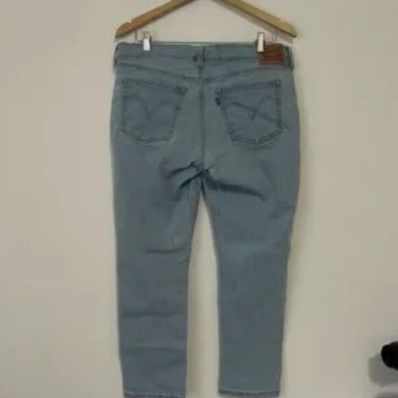 Red Tab Levi's Boyfriend Jeans Light Wash - Picture 5 of 7